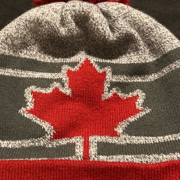 CANADA 🇨🇦 Gray and Red Pom-Pom Winter Toque - Picture 2 of 5